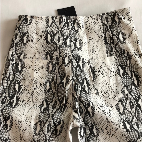Snake printed pants. Fashion nova. - Picture 6 of 7